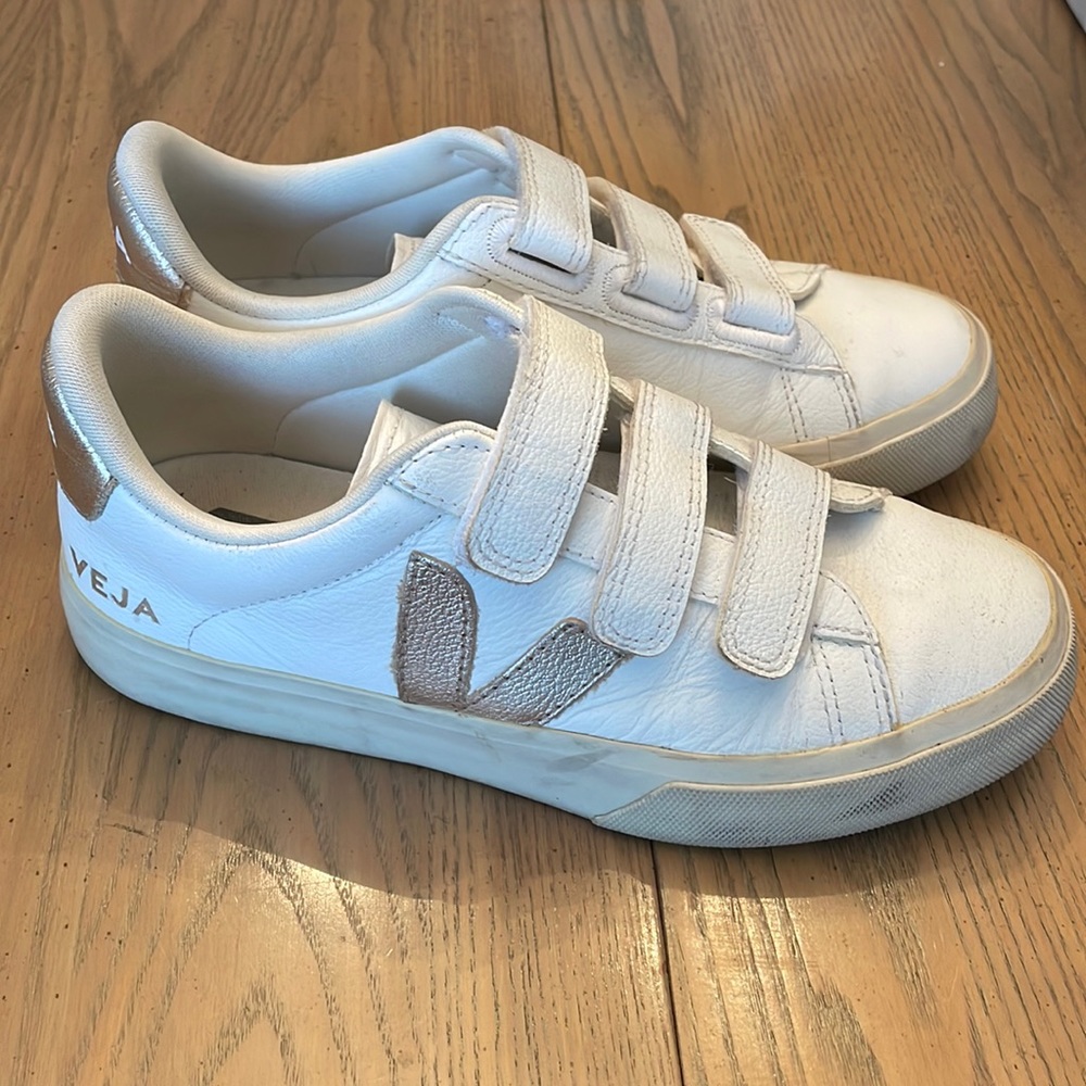 Recife Sneaker in White & Gold
Veja women’s Sz 38/7